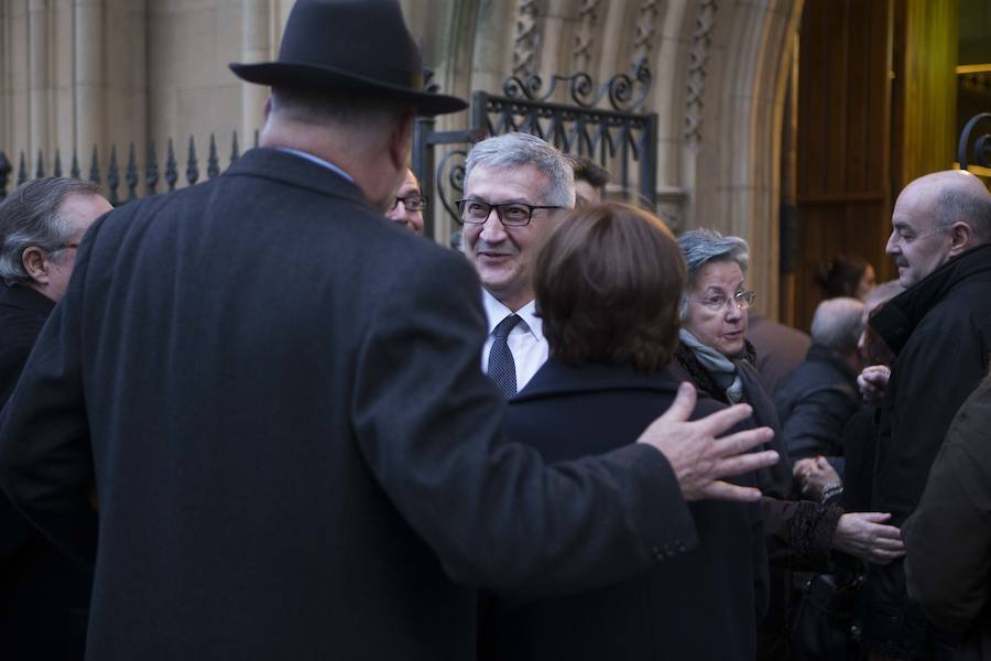 Multitud de personas han querido darle el último adiós al exministro de Educación y Ciencia y reputado jurista gijonés