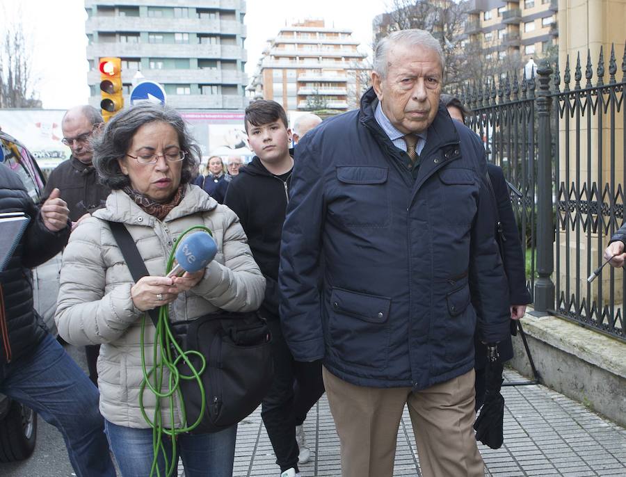 Multitud de personas han querido darle el último adiós al exministro de Educación y Ciencia y reputado jurista gijonés