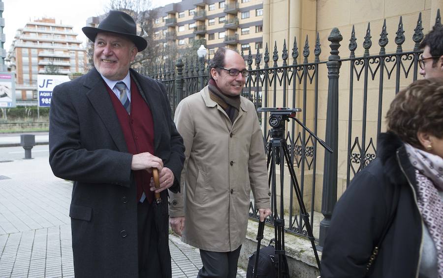 Multitud de personas han querido darle el último adiós al exministro de Educación y Ciencia y reputado jurista gijonés