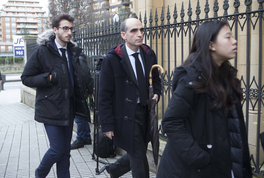 Multitud de personas han querido darle el último adiós al exministro de Educación y Ciencia y reputado jurista gijonés