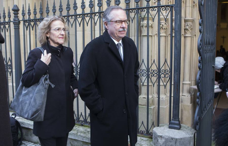 Multitud de personas han querido darle el último adiós al exministro de Educación y Ciencia y reputado jurista gijonés