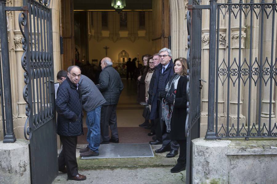 Multitud de personas han querido darle el último adiós al exministro de Educación y Ciencia y reputado jurista gijonés