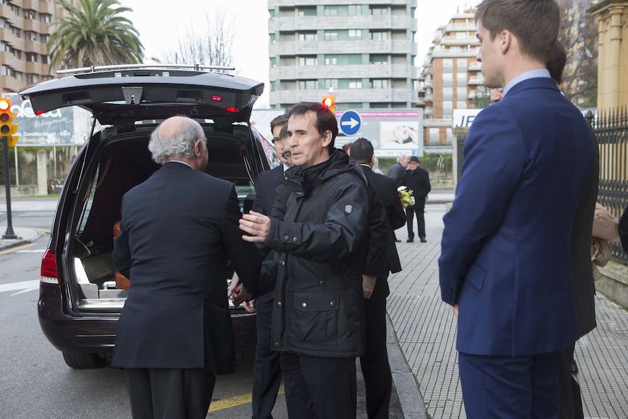 Multitud de personas han querido darle el último adiós al exministro de Educación y Ciencia y reputado jurista gijonés