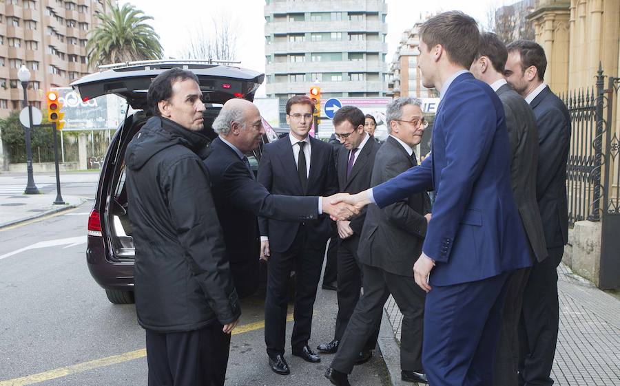 Multitud de personas han querido darle el último adiós al exministro de Educación y Ciencia y reputado jurista gijonés