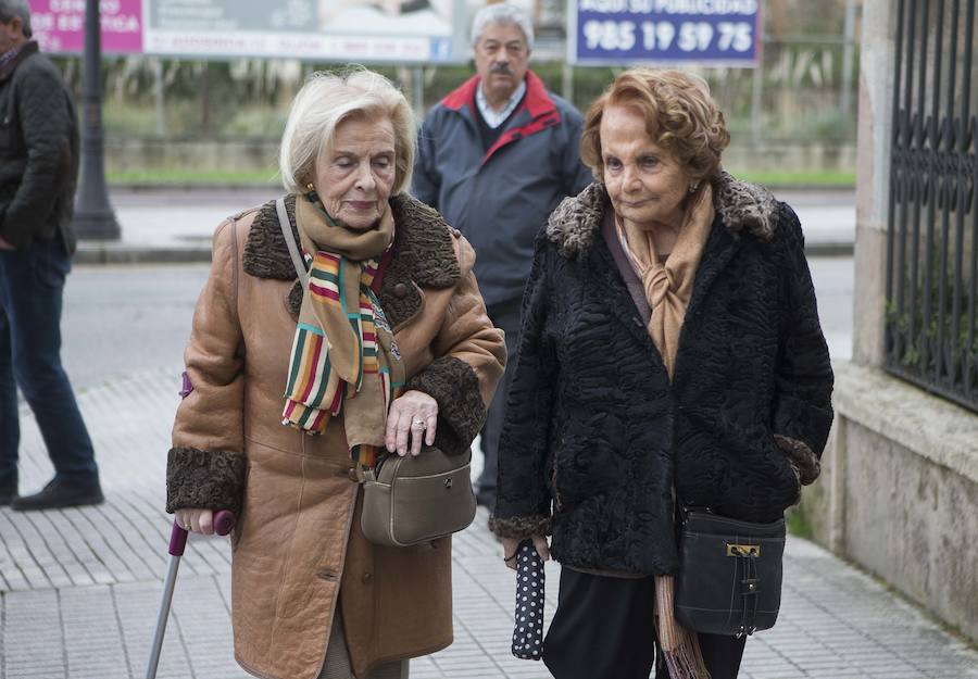 Multitud de personas han querido darle el último adiós al exministro de Educación y Ciencia y reputado jurista gijonés