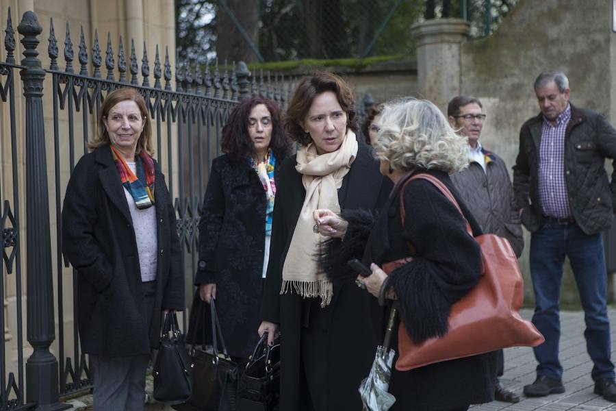 Multitud de personas han querido darle el último adiós al exministro de Educación y Ciencia y reputado jurista gijonés