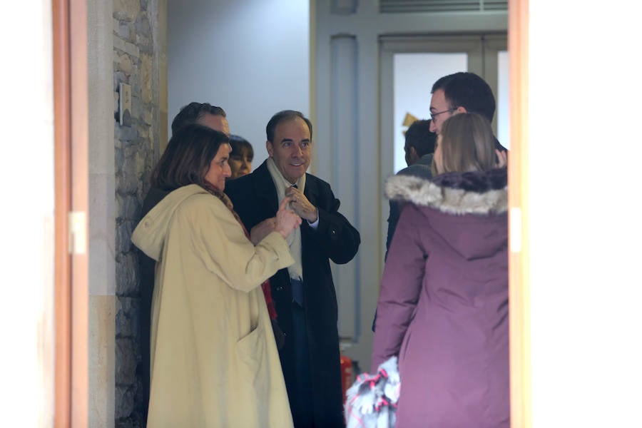 Multitud de personas han querido darle el último adiós al exministro de Educación y Ciencia y reputado jurista gijonés