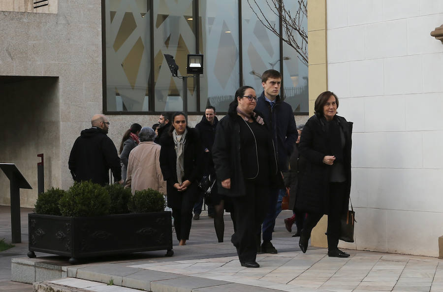 Multitud de personas han querido darle el último adiós al exministro de Educación y Ciencia y reputado jurista gijonés