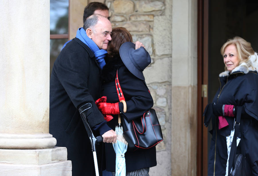 Multitud de personas han querido darle el último adiós al exministro de Educación y Ciencia y reputado jurista gijonés