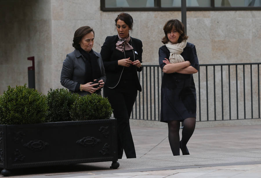 Multitud de personas han querido darle el último adiós al exministro de Educación y Ciencia y reputado jurista gijonés