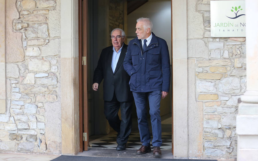 Multitud de personas han querido darle el último adiós al exministro de Educación y Ciencia y reputado jurista gijonés