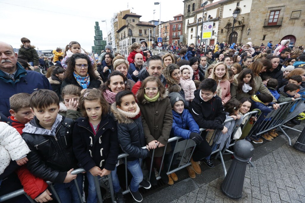 ¿Estuviste en la llegada de los Reyes Magos a Gijón? ¡Búscate en las fotos! (2)