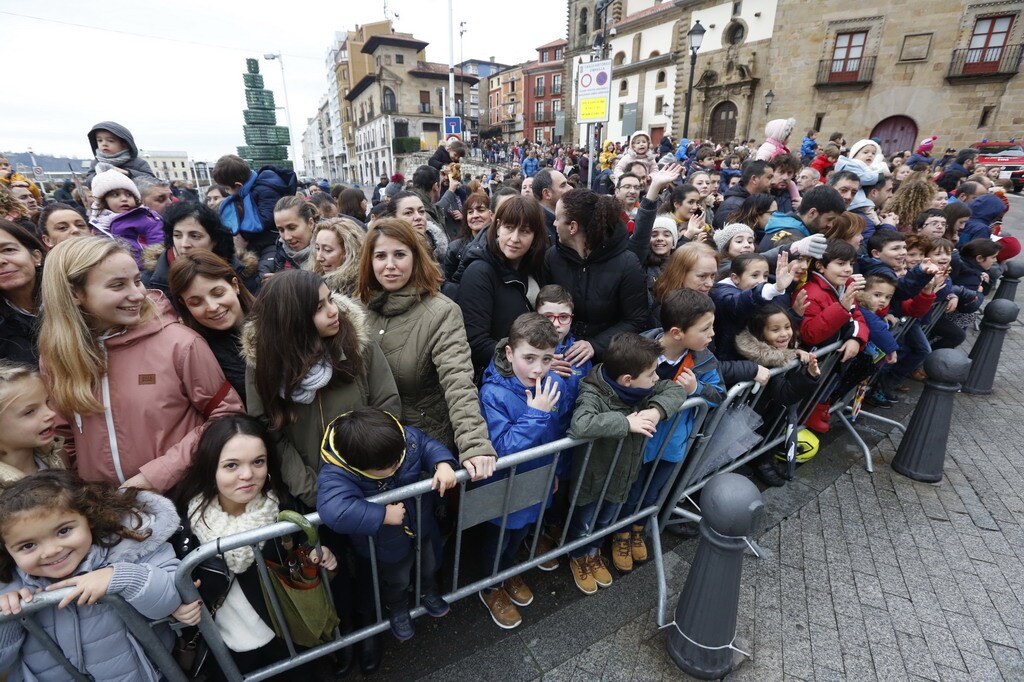 ¿Estuviste en la llegada de los Reyes Magos a Gijón? ¡Búscate en las fotos! (2)