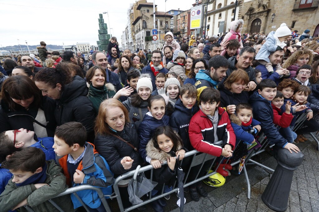 ¿Estuviste en la llegada de los Reyes Magos a Gijón? ¡Búscate en las fotos! (2)