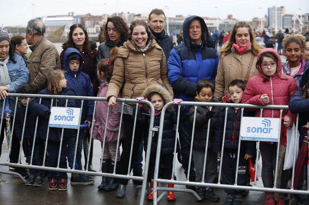 ¿Estuviste en la llegada de los Reyes Magos a Gijón? ¡Búscate en las fotos! (I)