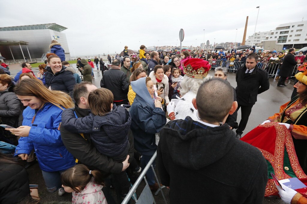 ¿Estuviste en la llegada de los Reyes Magos a Gijón? ¡Búscate en las fotos! (I)