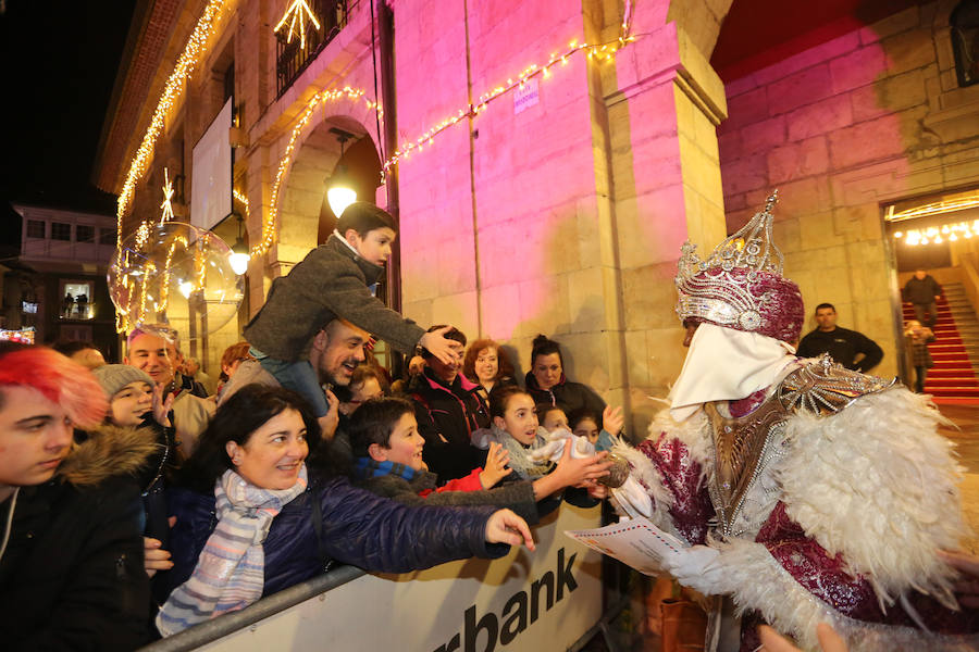 Los Reyes Magos de Oriente llevan la ilusión a Avilés