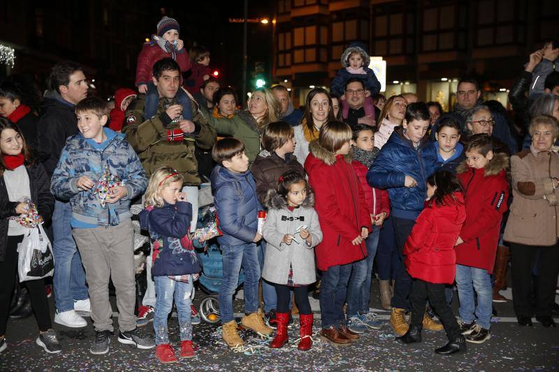 La Cabalgata de Reyes inunda Gijón de color