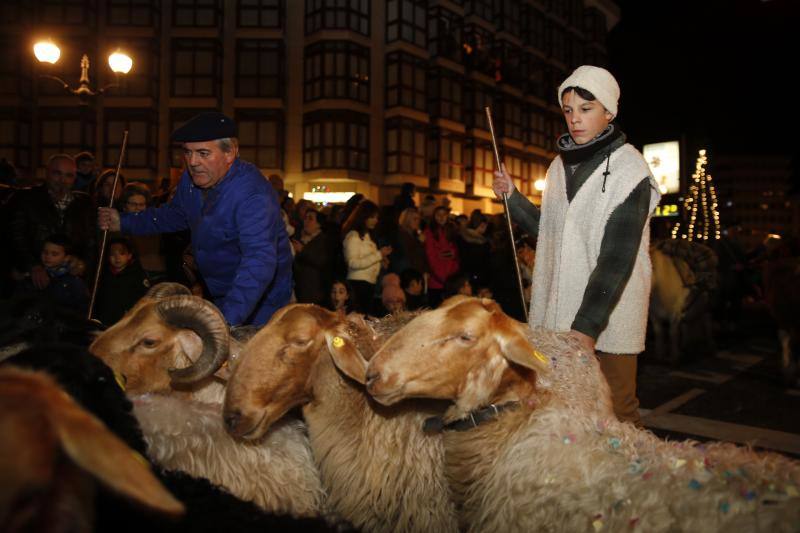 La Cabalgata de Reyes inunda Gijón de color