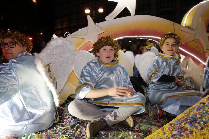La Cabalgata de Reyes inunda Gijón de color