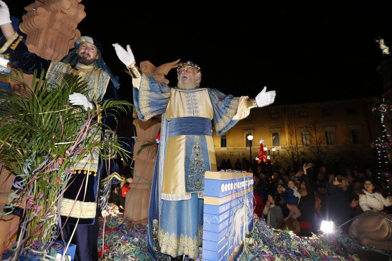 La Cabalgata de Reyes inunda Gijón de color