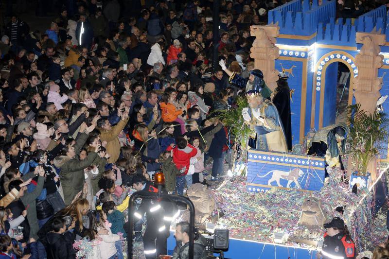 La Cabalgata de Reyes inunda Gijón de color