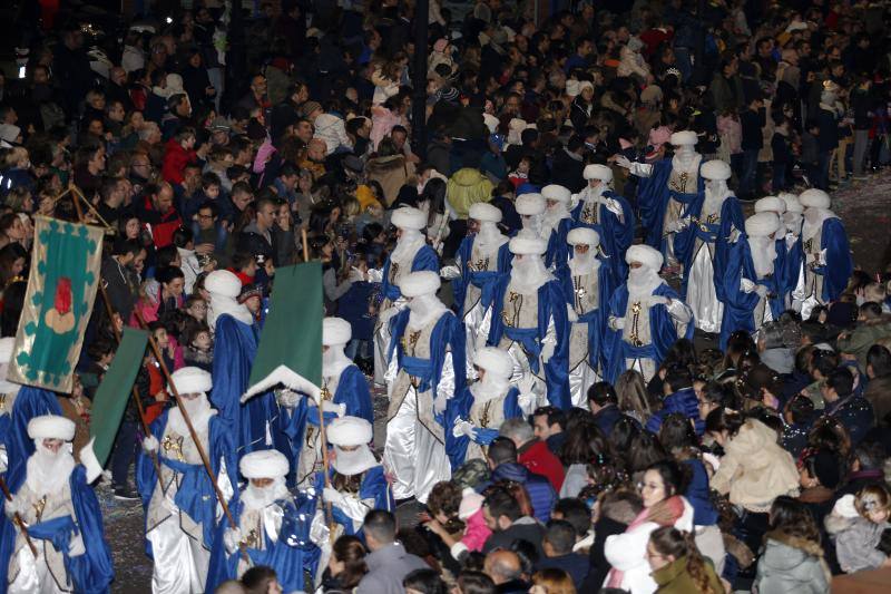 La Cabalgata de Reyes inunda Gijón de color