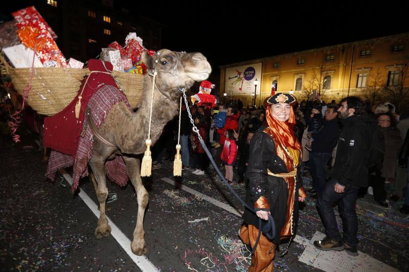 La Cabalgata de Reyes inunda Gijón de color