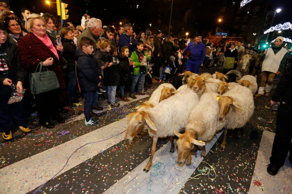 La Cabalgata de Reyes inunda Gijón de color