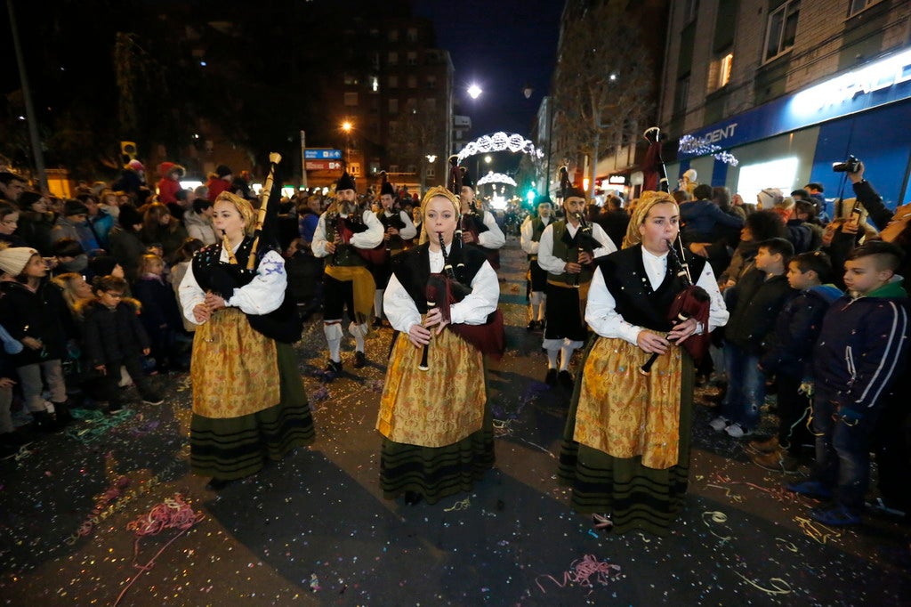 La Cabalgata de Reyes inunda Gijón de color