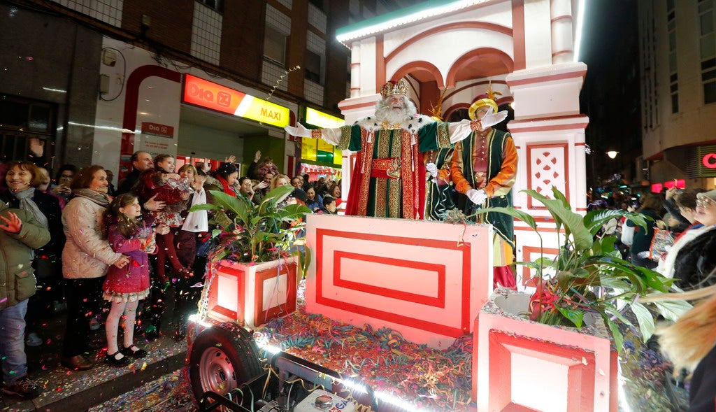 La Cabalgata de Reyes inunda Gijón de color