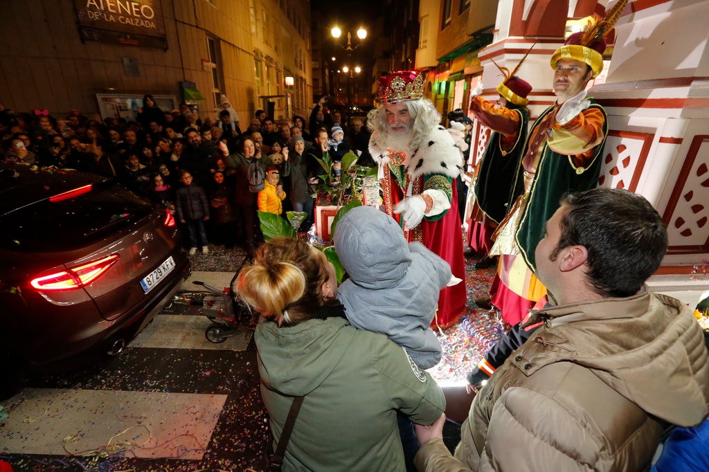 La Cabalgata de Reyes inunda Gijón de color
