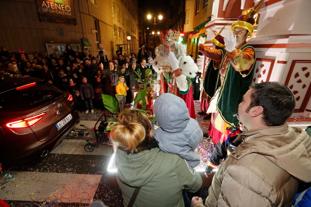 La Cabalgata de Reyes inunda Gijón de color