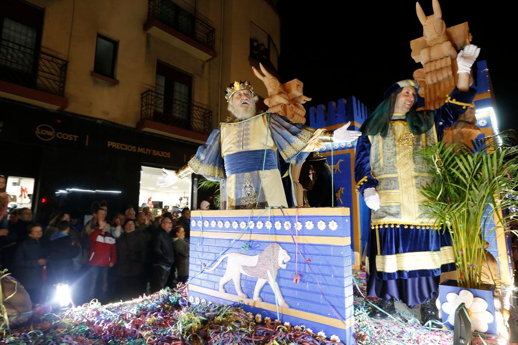 La Cabalgata de Reyes inunda Gijón de color