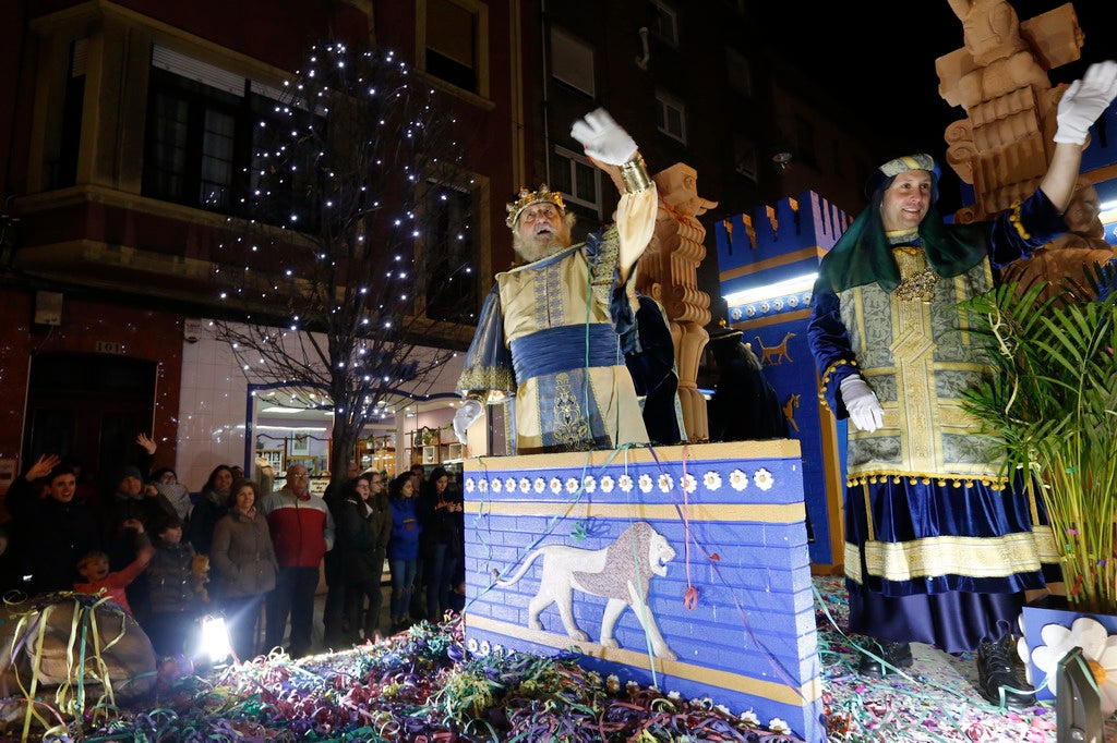 La Cabalgata de Reyes inunda Gijón de color