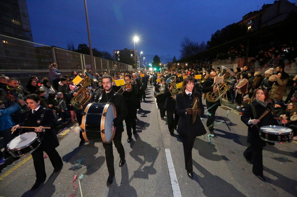 La Cabalgata de Reyes inunda Gijón de color