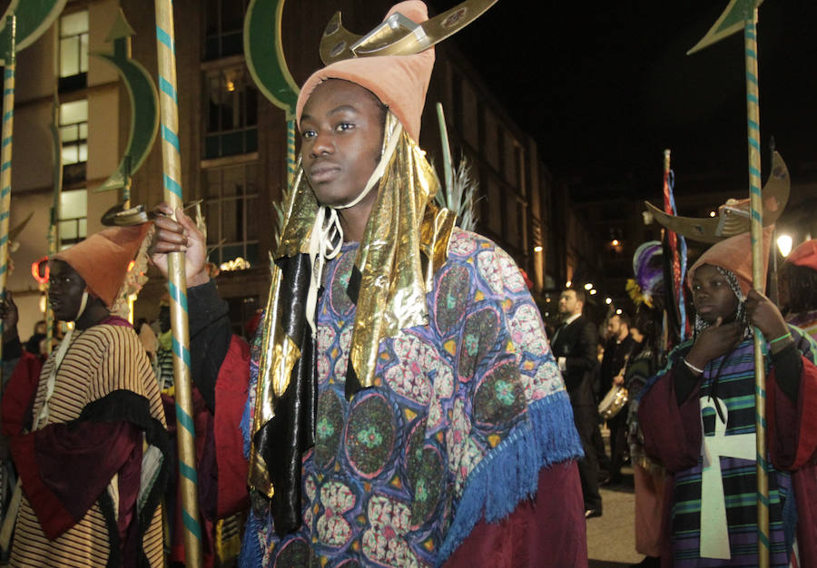 Mágico desfile de Sus Majestades por las calles de Oviedo