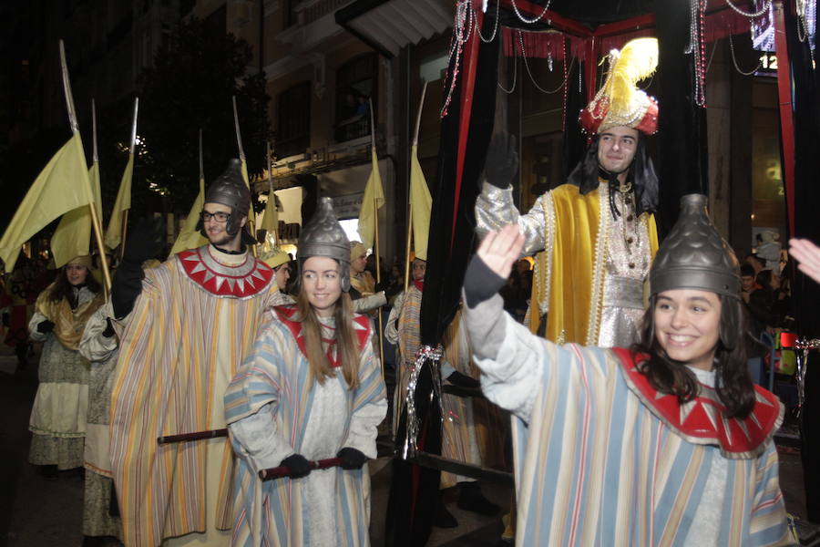 Mágico desfile de Sus Majestades por las calles de Oviedo