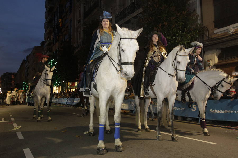 Mágico desfile de Sus Majestades por las calles de Oviedo