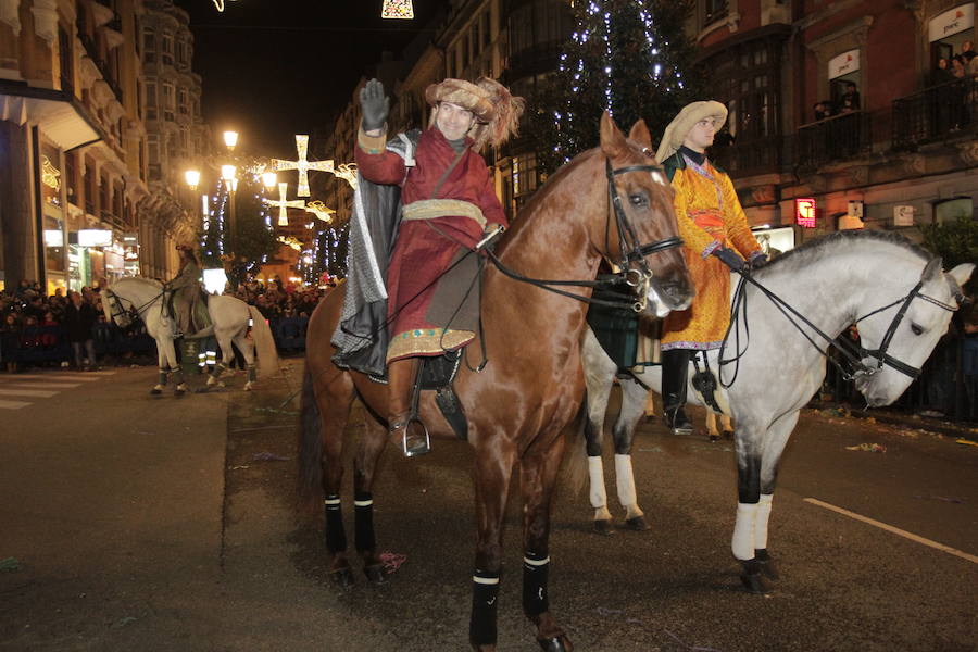Mágico desfile de Sus Majestades por las calles de Oviedo