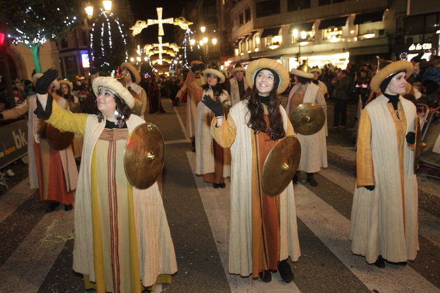 Mágico desfile de Sus Majestades por las calles de Oviedo