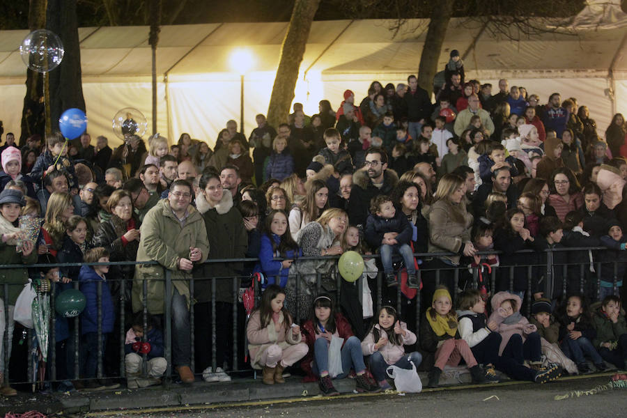 Mágico desfile de Sus Majestades por las calles de Oviedo