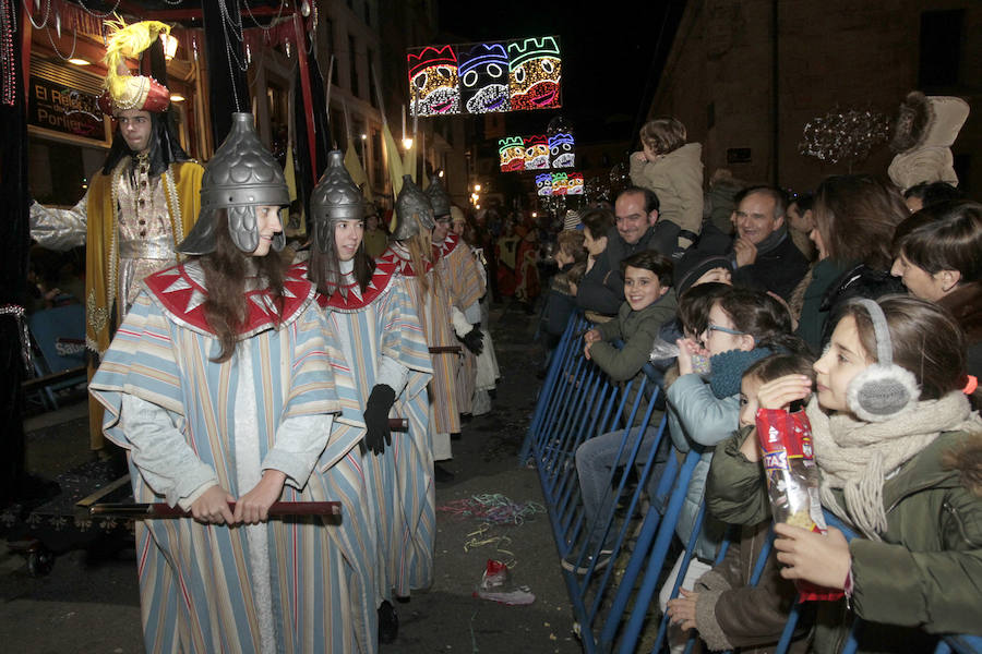 Mágico desfile de Sus Majestades por las calles de Oviedo
