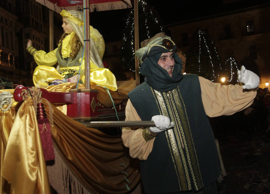 Mágico desfile de Sus Majestades por las calles de Oviedo