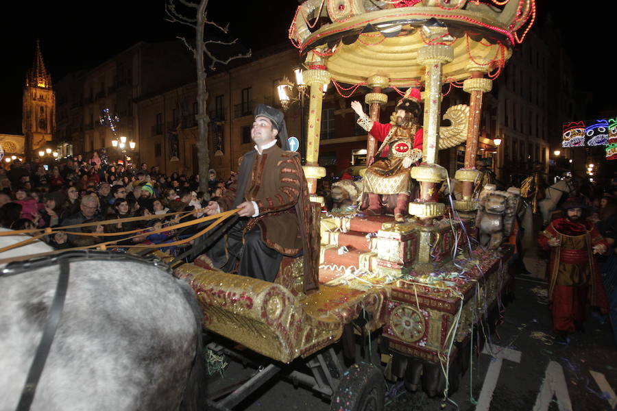 Mágico desfile de Sus Majestades por las calles de Oviedo