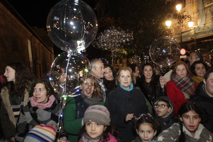 Mágico desfile de Sus Majestades por las calles de Oviedo