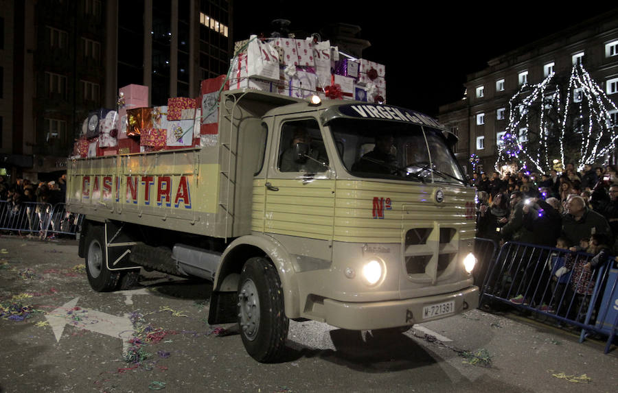 Mágico desfile de Sus Majestades por las calles de Oviedo