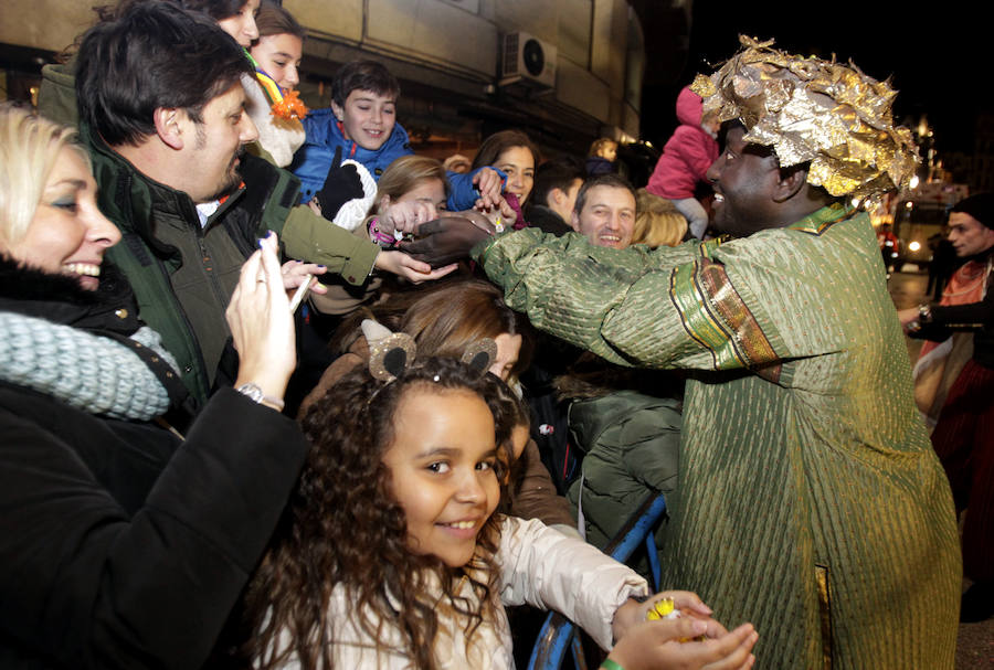 Mágico desfile de Sus Majestades por las calles de Oviedo
