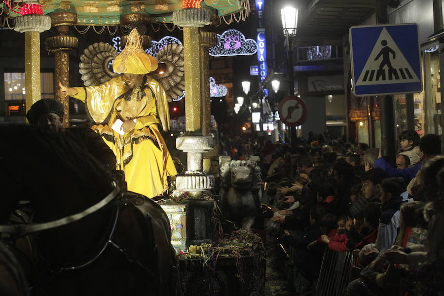 Mágico desfile de Sus Majestades por las calles de Oviedo