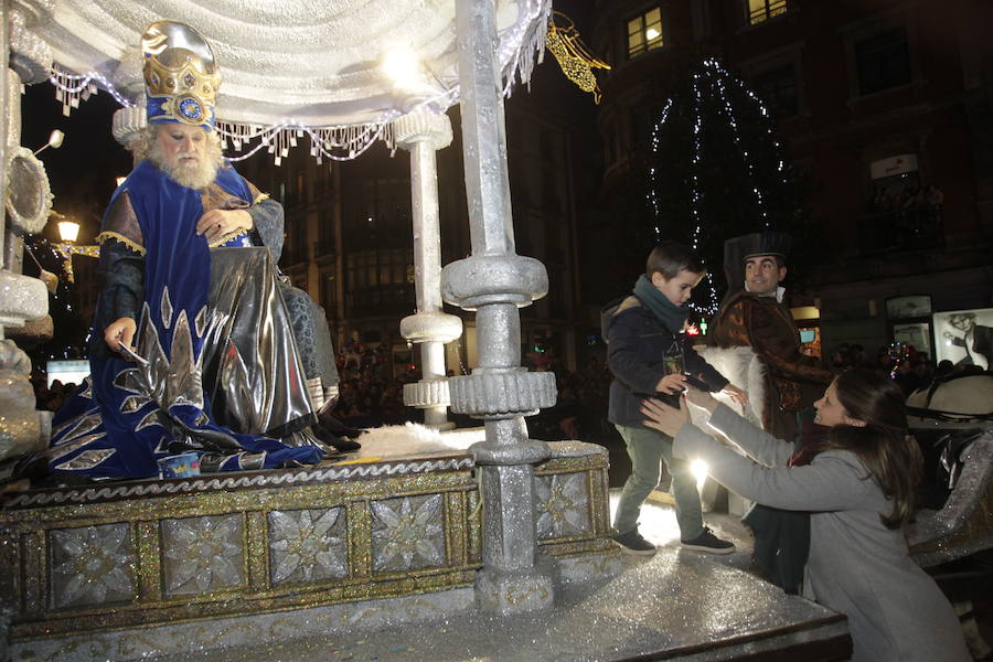Mágico desfile de Sus Majestades por las calles de Oviedo